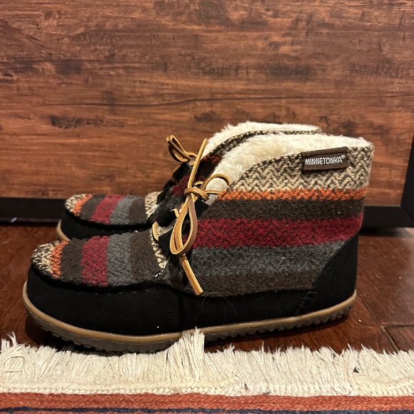 Minnetonka Women's Torrey Laceup Boots, Black Multi, - Picture 3 of 5